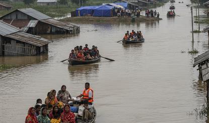 Guwahati: पानी उतरा, मुश्किलें नहीं: असम में बाढ़ के बाद गाद, तबाही और पुनर्वास की चुनौती, राहत कार्य तेज