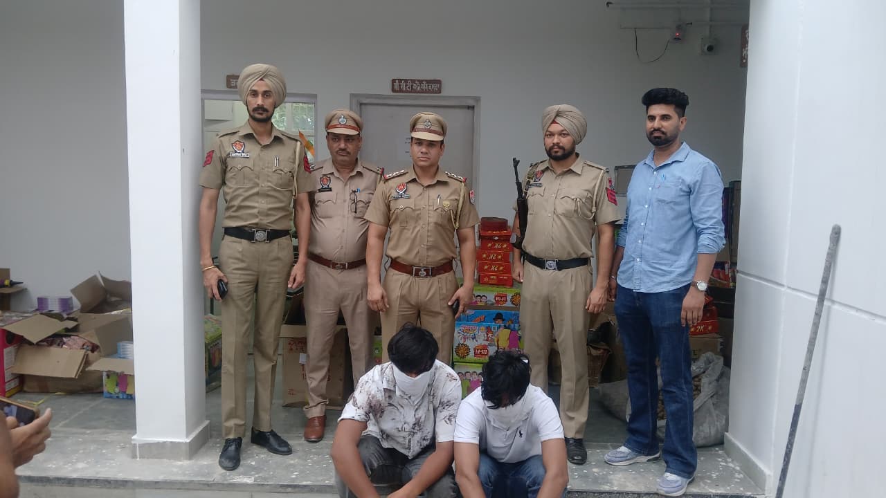 Derabassi: रिहायशी इलाके में चल रहा था पटाखों का अवैध कारोबार, लालड़ू पुलिस की कार्रवाई में दो गिरफ्तार, एक फरार