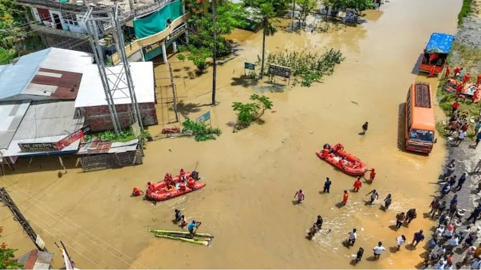 Guwahati: पानी घटा, लेकिन नहीं थमी मुश्किलें; असम के सात जिलों में बाढ़ से जनजीवन बेहाल