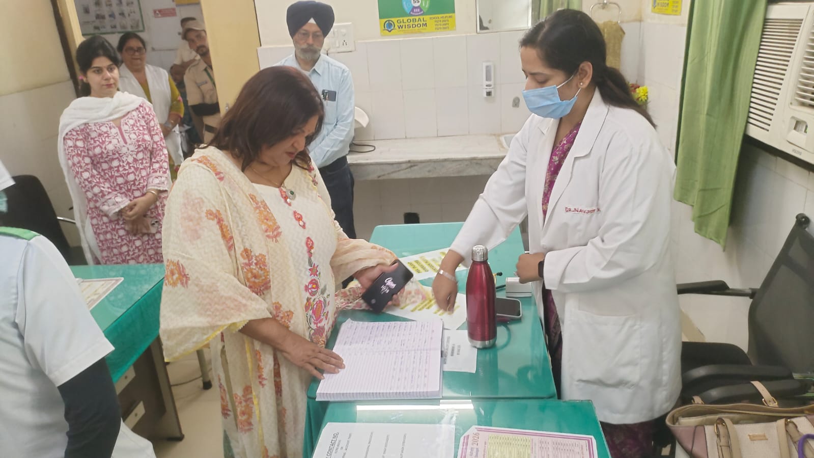Derabassi: डेराबस्सी अस्पताल में सिविल सर्जन का औचक निरीक्षण, दवाओं से लेकर सफाई व्यवस्था तक परखी हकीकत