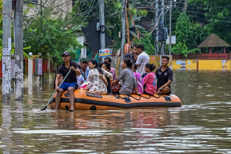 Guwahati: धीरे-धीरे सामान्य हो रही असम की जिंदगी, फिर भी 464 गांव बाढ़ की चपेट में; राहत-बचाव अभियान जारी