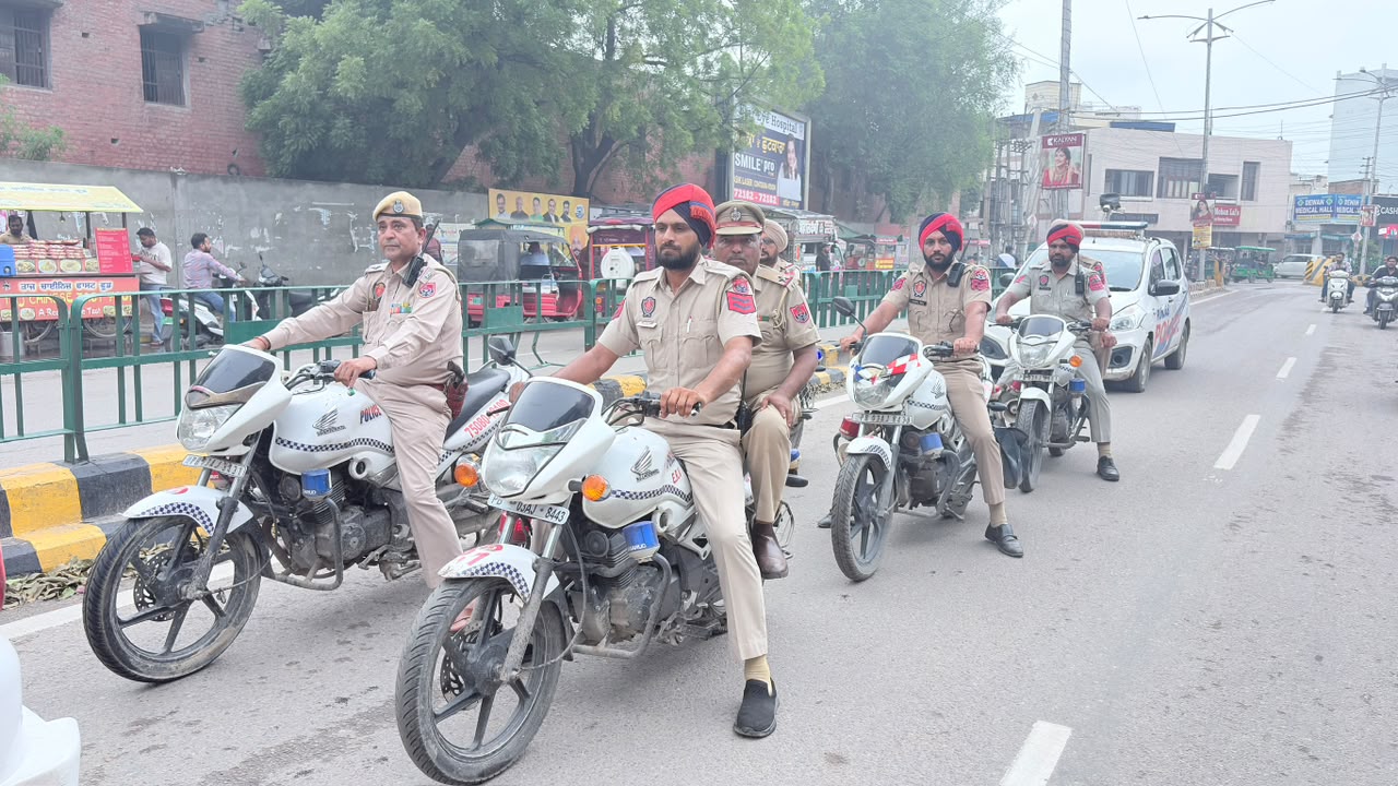 Bathinda: स्वतंत्रता दिवस से पहले बठिंडा में पुलिस का फ्लैग मार्च, 200 जवानों ने संभाला मोर्चा; रेलवे स्टेशन पर भी सर्च ऑपरेशन