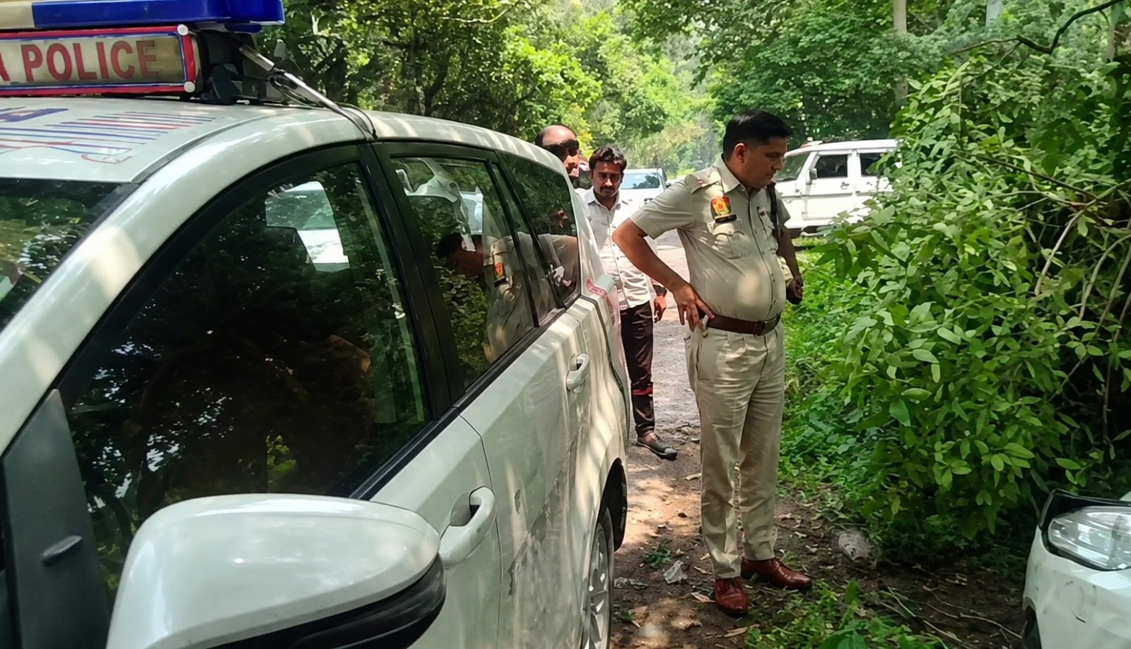 Mullana: दोसड़का में बड़ा हादसा टला, बाइक को बचाते खेत में उतरी कार; क्रेन से निकाला वाहन