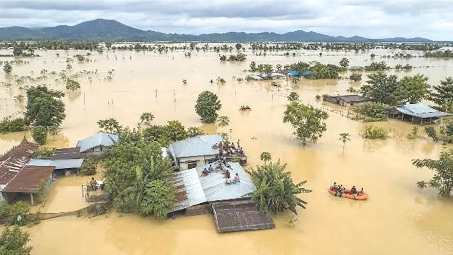 Guwahati: असम में बाढ़ से तबाही, 52 राहत शिविरों में 8 हजार लोगों ने ली शरण; 73 केंद्रों से 41 हजार से अधिक को राहत