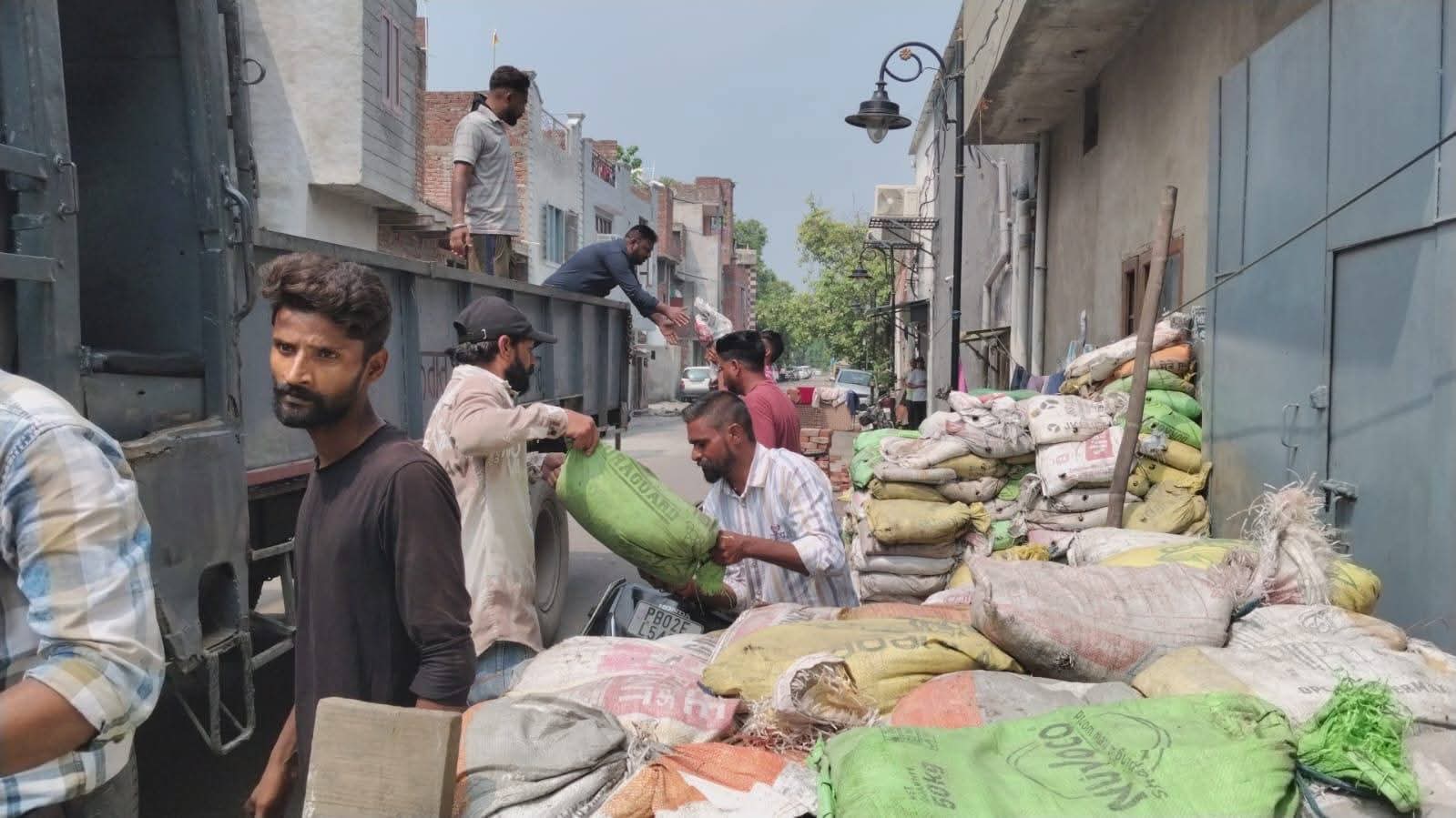 Amritsar: शिकायतों के बाद अमृतसर निगम की बड़ी कार्रवाई, हाथी गेट-लाहौरी गेट में गरजी टीम; सड़कों-फुटपाथों से हटाया कब्जा