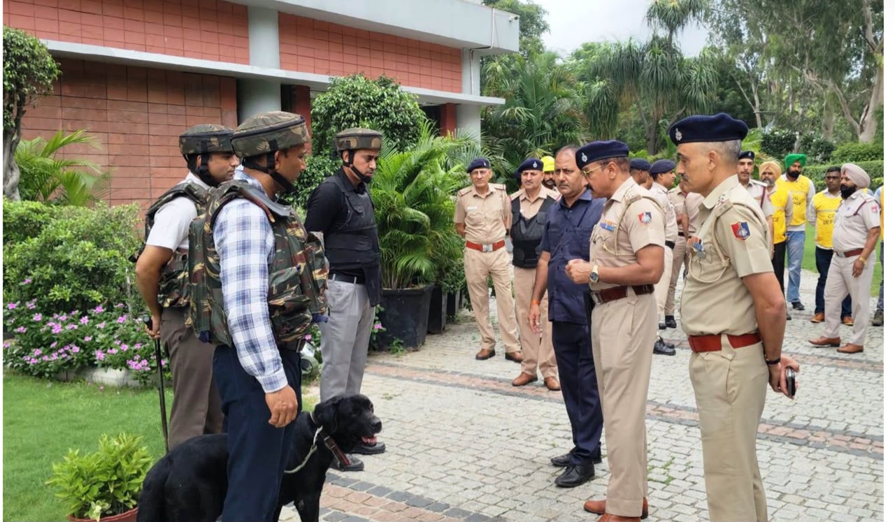 Chandigarh: ताज होटल में संदिग्ध विस्फोटक की सूचना से मचा हड़कंप, चंडीगढ़ पुलिस ने मॉक ड्रिल में दिखाई मुस्तैदी