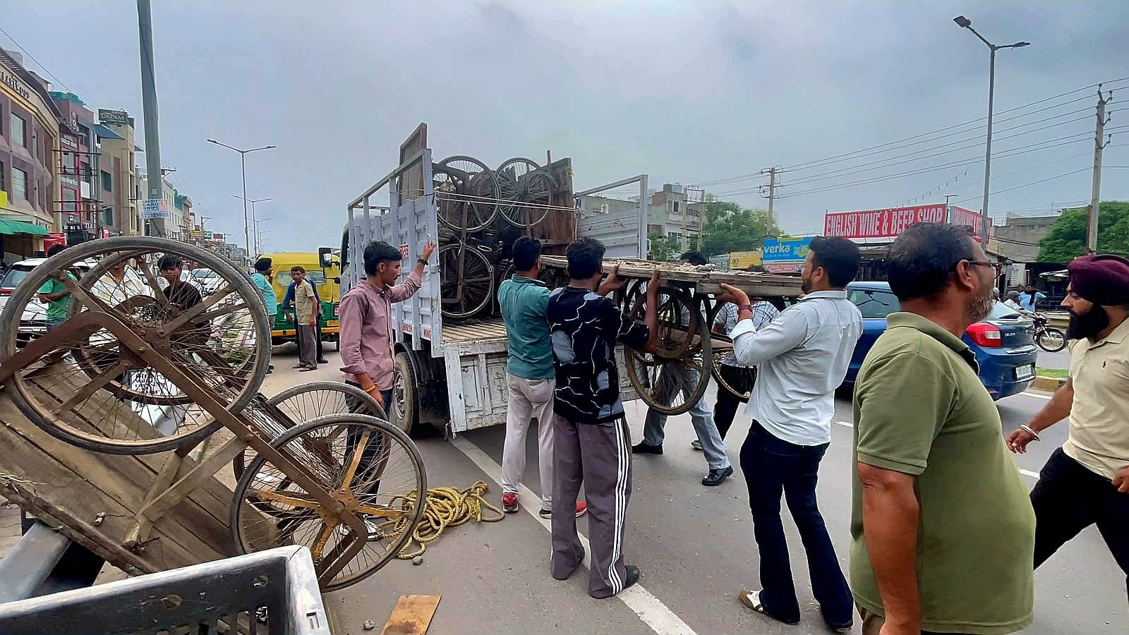 Zirakpur: पटियाला रोड पर अतिक्रमण के खिलाफ नगर परिषद का एक्शन, अवैध रेहड़ी-फड़ियां जब्त