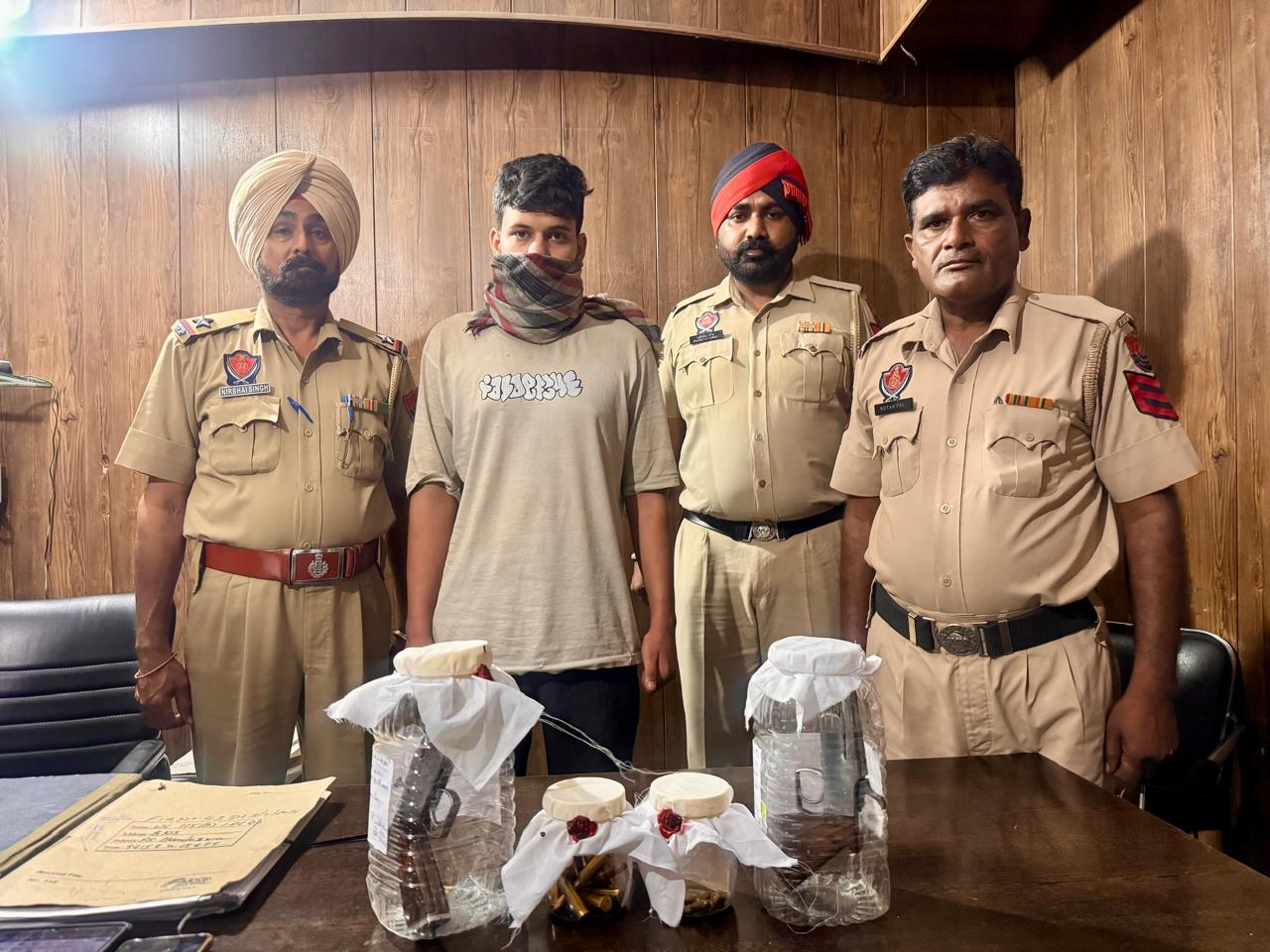 Zirakpur: दो कट्टे, 20 जिंदा कारतूस और कई सवाल: जीरकपुर पुलिस ने मंडी के युवक को दबोचा