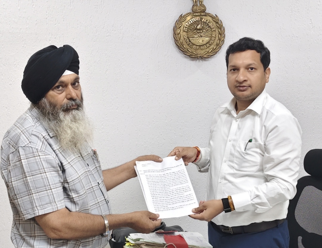 Chandigarh: तीन माह से वेतन नहीं, एक्सटेंशन भी अटका; एचकेआरएन पटवारियों के समर्थन में डीसी से मिले ओंकार सिंह