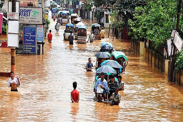 Guwahati: असम में बाढ़ से राहत की उम्मीद, घटने लगा पानी; 77,542 लोग अब भी प्रभावित, 7 जिलों के 370 गांव जलमग्न