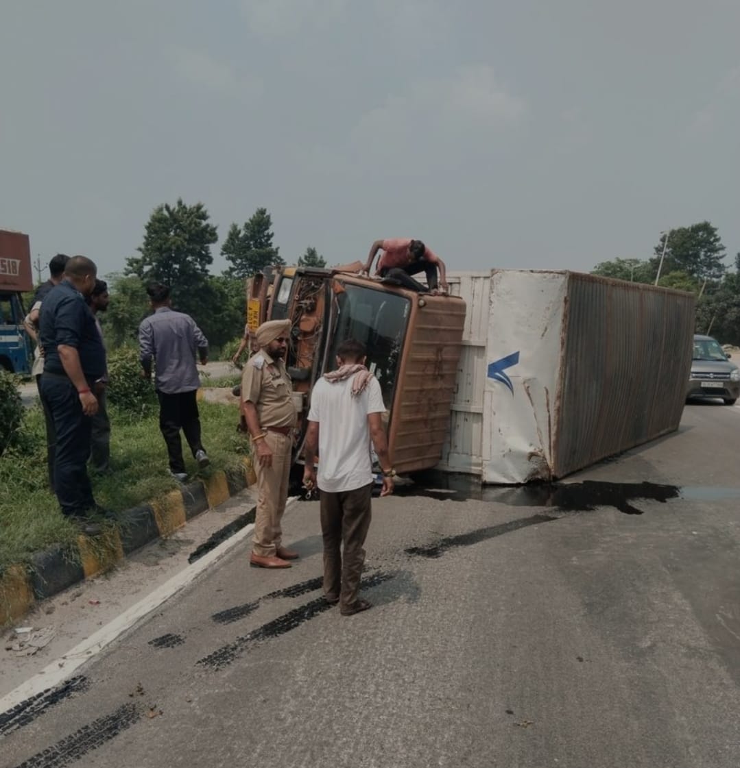 Dera Bassi: टायर फटते ही बेकाबू हुआ ट्रक, हाईवे पर पलटा; बाल-बाल बचे लोग, वाहनों की लगी कतार