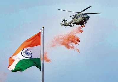 New Delhi: पुष्प वर्षा, 21 तोपों की सलामी और ‘वंदे मातरम्’ की गूंज, लाल किले पर दिखी सैन्य शान