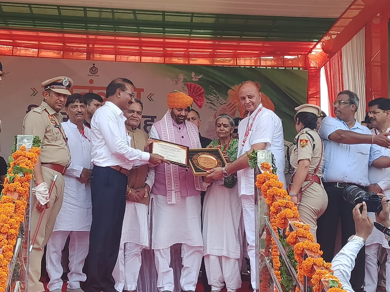 Panchkula: हांसी में सीएम नायब सैनी ने किया सम्मान, गंगवा और शहजादपुर स्कूल रहे प्रथम; शिक्षा में गुणवत्ता और आधुनिक सुविधाओं पर जोर