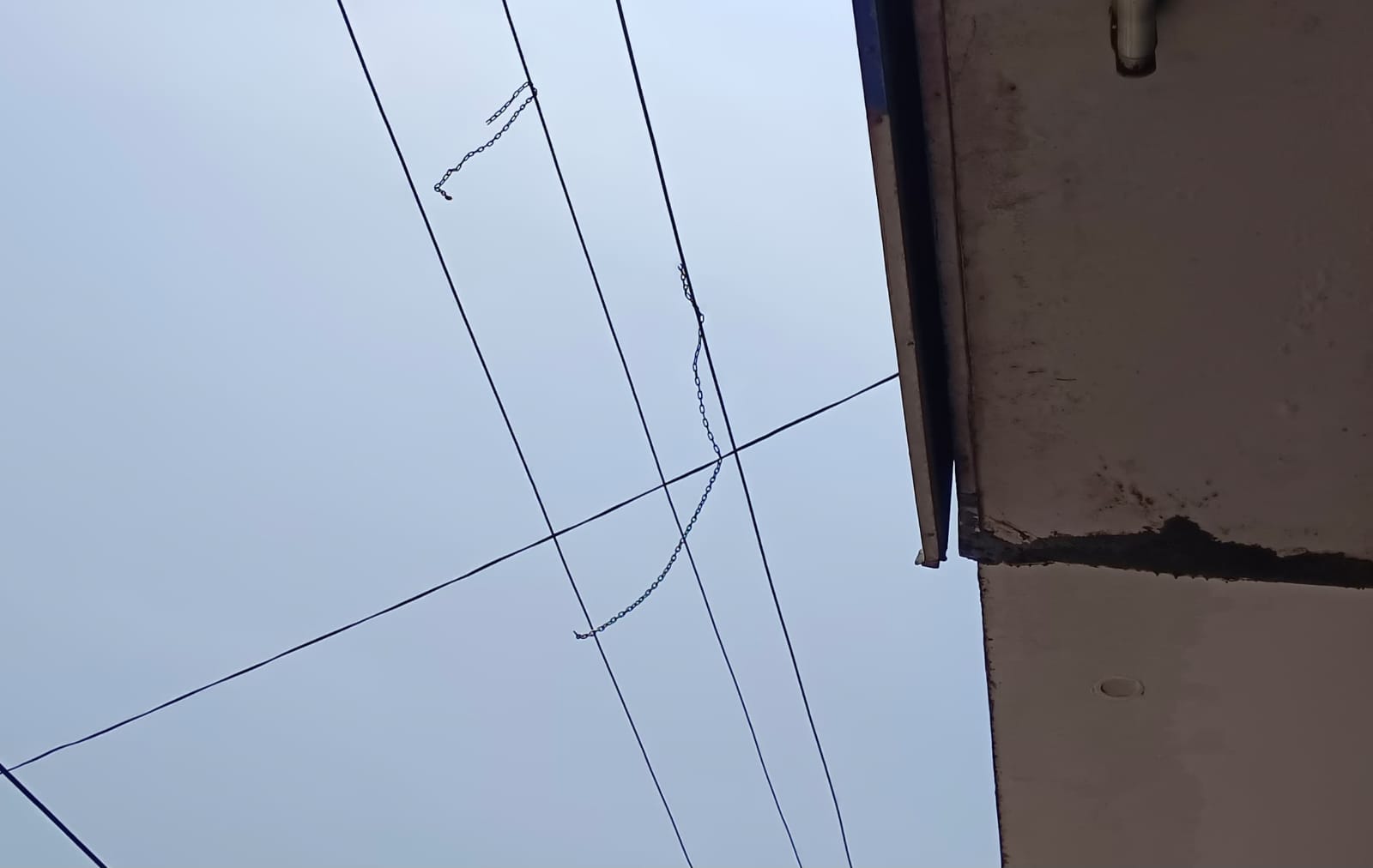 Zirakpur: ट्रांसफार्मर शिफ्टिंग के दौरान चालू हुई बिजली, जोरदार धमाके से मची अफरा-तफरी
