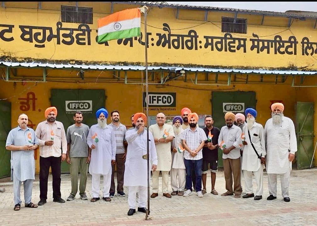 Jagraon: अमर शहीदों को श्रद्धांजलि देकर देश की एकता और अखंडता का लिया संकल्प, समिति अध्यक्ष परमिट सिंह सिद्धू ने किया ध्वजारोहण