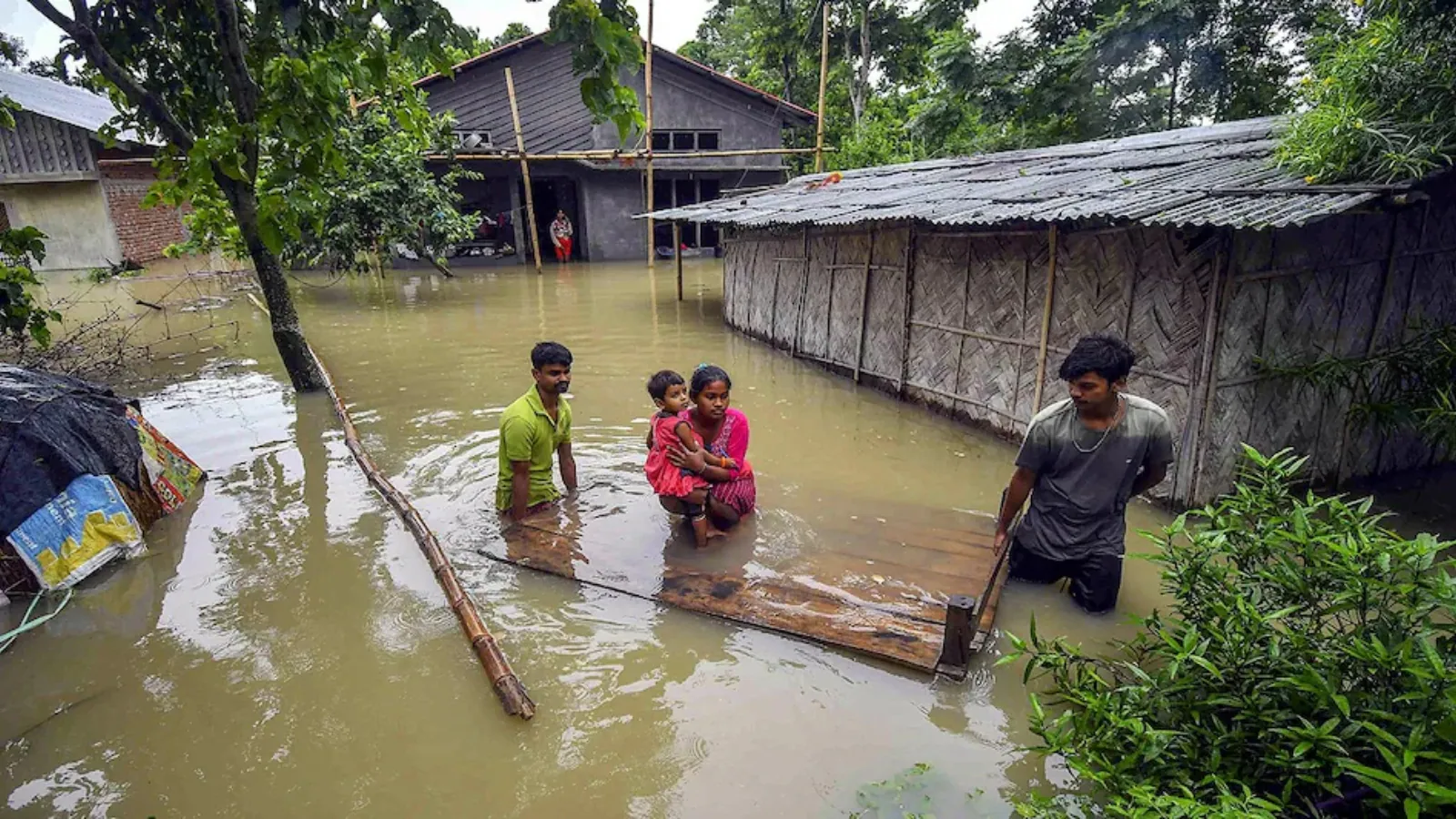 Guwahati: बाढ़ से राहत की ओर असम, सभी नदियां खतरे के निशान से नीचे; प्रभावित लोग घर और खेतों की ओर लौटे