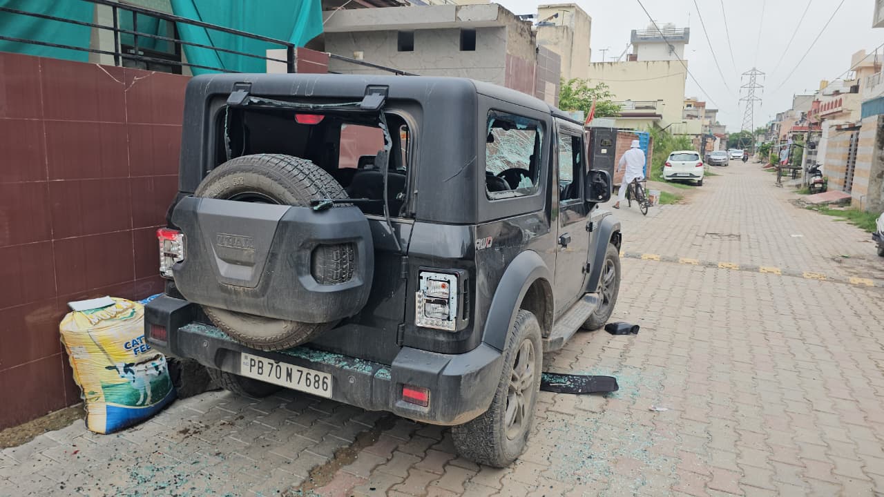 Derabassi: हथियारों से लैस चार नकाबपोशों का आतंक, कार में तोड़फोड़ कर घर में घुसे; परिवार ने कमरे में छिपकर बचाई जान