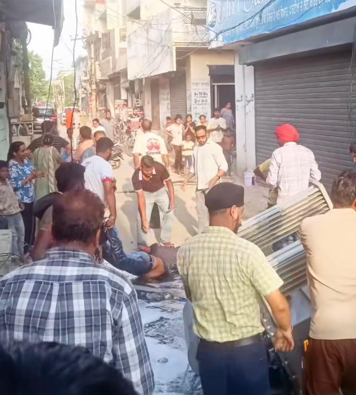 बिजली का ट्रांसफार्मर लगाते हुए नीचे गिरा, दो लोग दबे