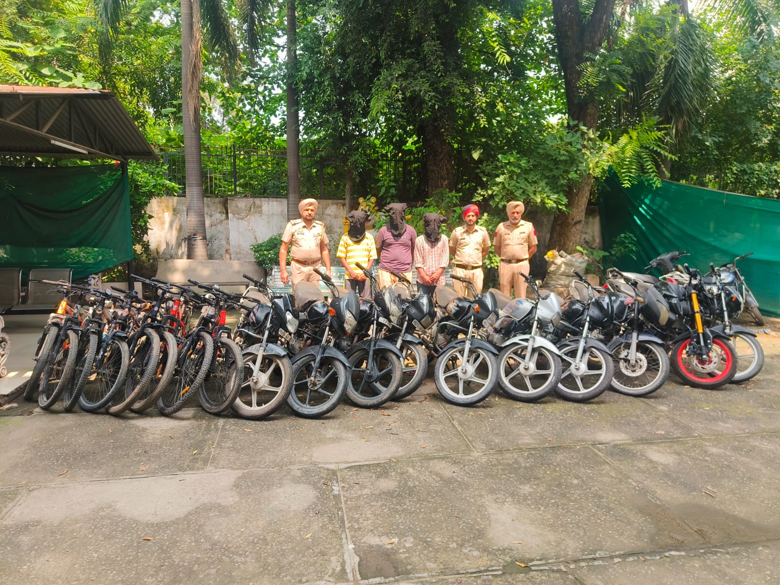 Mohali: वाहन चोर गिरोह का भंडाफोड़, तीन आरोपी गिरफ्तार; 10 मोटरसाइकिल और आठ साइकिल बरामद