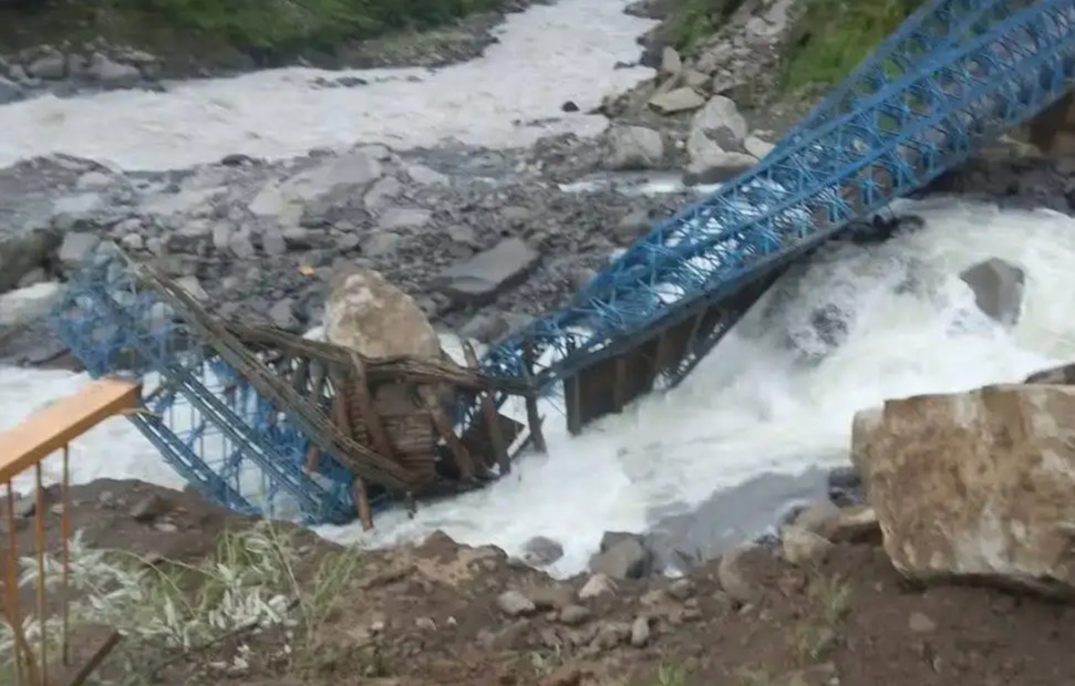 Pithoragarh: पिथौरागढ़ में पहाड़ी से गिरे मलबे और बोल्डरों ने तोड़ा वैली ब्रिज, दारमा-व्यास-चौदास घाटी का संपर्क कटा