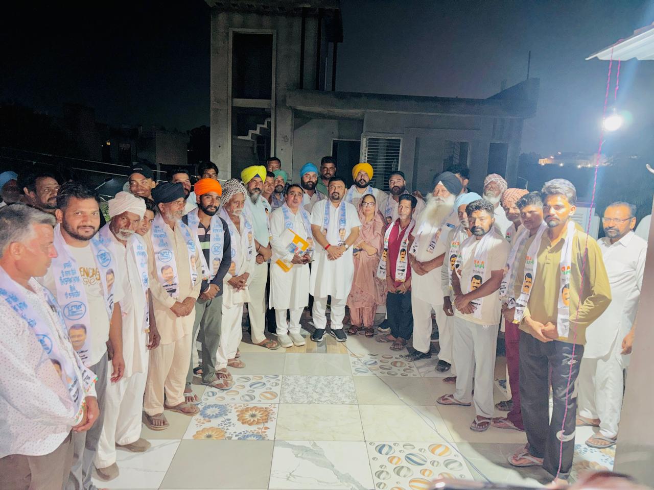 Zirakpur: जीरकपुर के गांव छत में कई परिवारों ने थामा ‘आप’ का दामन, सुभाष शर्मा ने किया स्वागत; 2027 में दोबारा सरकार बनाने का दावा