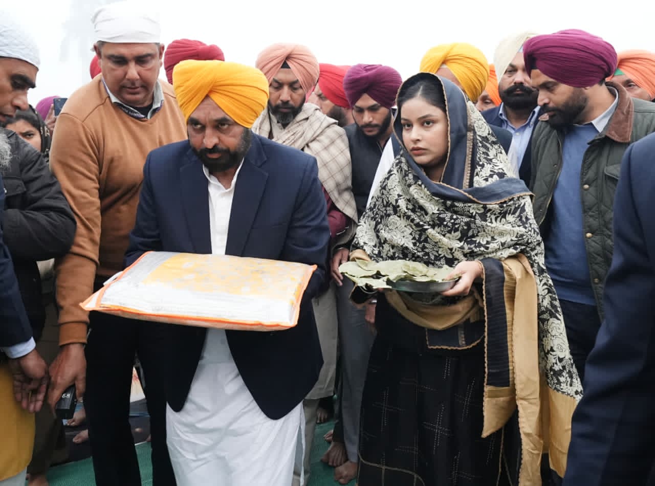 शहीदी सभा के अवसर पर मुख्यमंत्री भगवंत सिंह मान ने गुरुद्वारा श्री फतेहगढ़ साहिब में माथा टेका