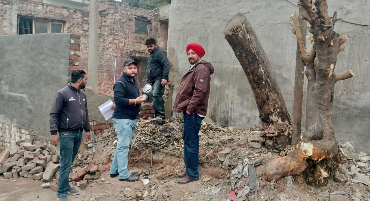 सरकारी भूमि पर दीवार बनानी पड़ी महंगी ,नगर परिषद ने दीवार तोड़ करवाई के दिए आदेश