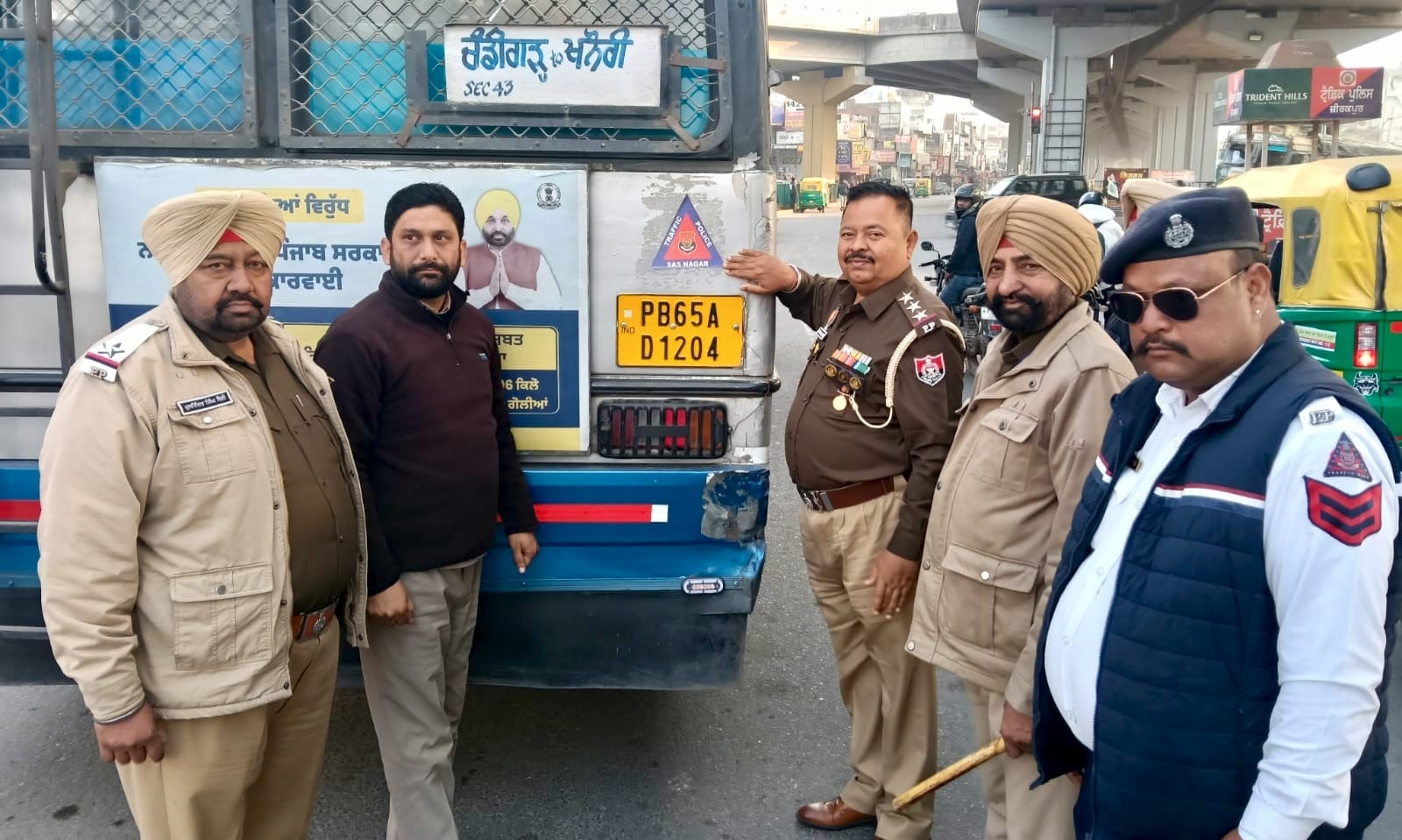 सड़क सुरक्षा अभियान के तहत जीरकपुर में ट्रैफिक पुलिस ने लगाए रिफ्लेक्टर, कोहरे में हादसे रोकने की पहल