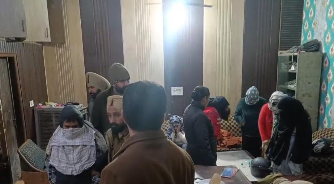 कालका–शिमला हाईवे पर स्थित होटल कंगना में ज़ीरकपुर पुलिस का बड़ा एक्शन, देह व्यापार का भंडाफोड़