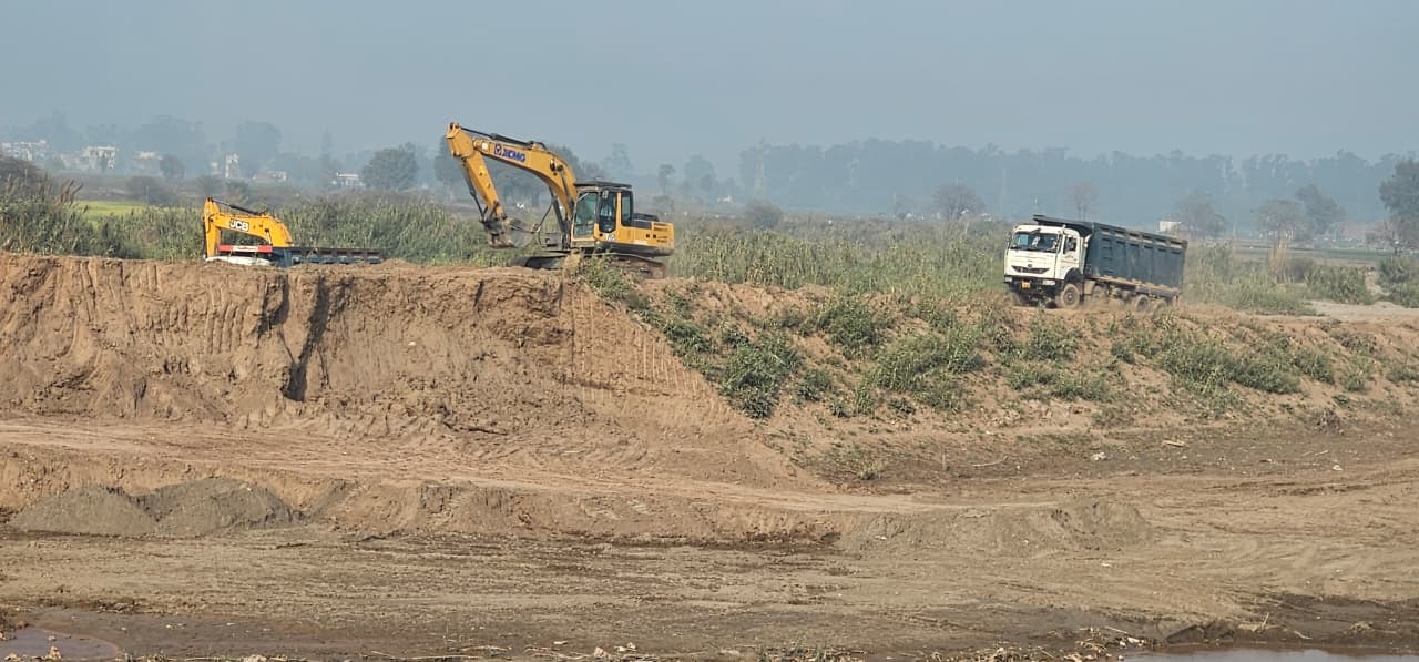 घग्गर में डीसिल्टिंग की आड़ में रेत लूट, प्रशासन की आंखों के सामने चल रहा खेल