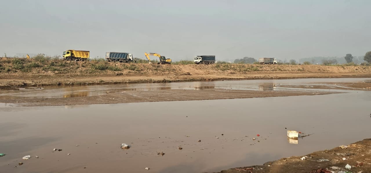 घग्गर में डीसिल्टिंग की आड़ में रेत लूट, प्रशासन की आंखों के सामने चल रहा खेल