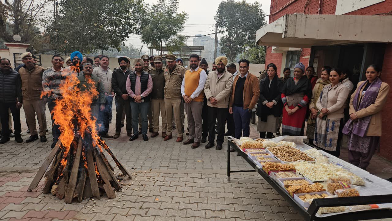 लोहड़ी की पावन अग्नि के साथ पंचकूला पुलिस ने लिया समाज की सुरक्षा और सेवा का संकल्प