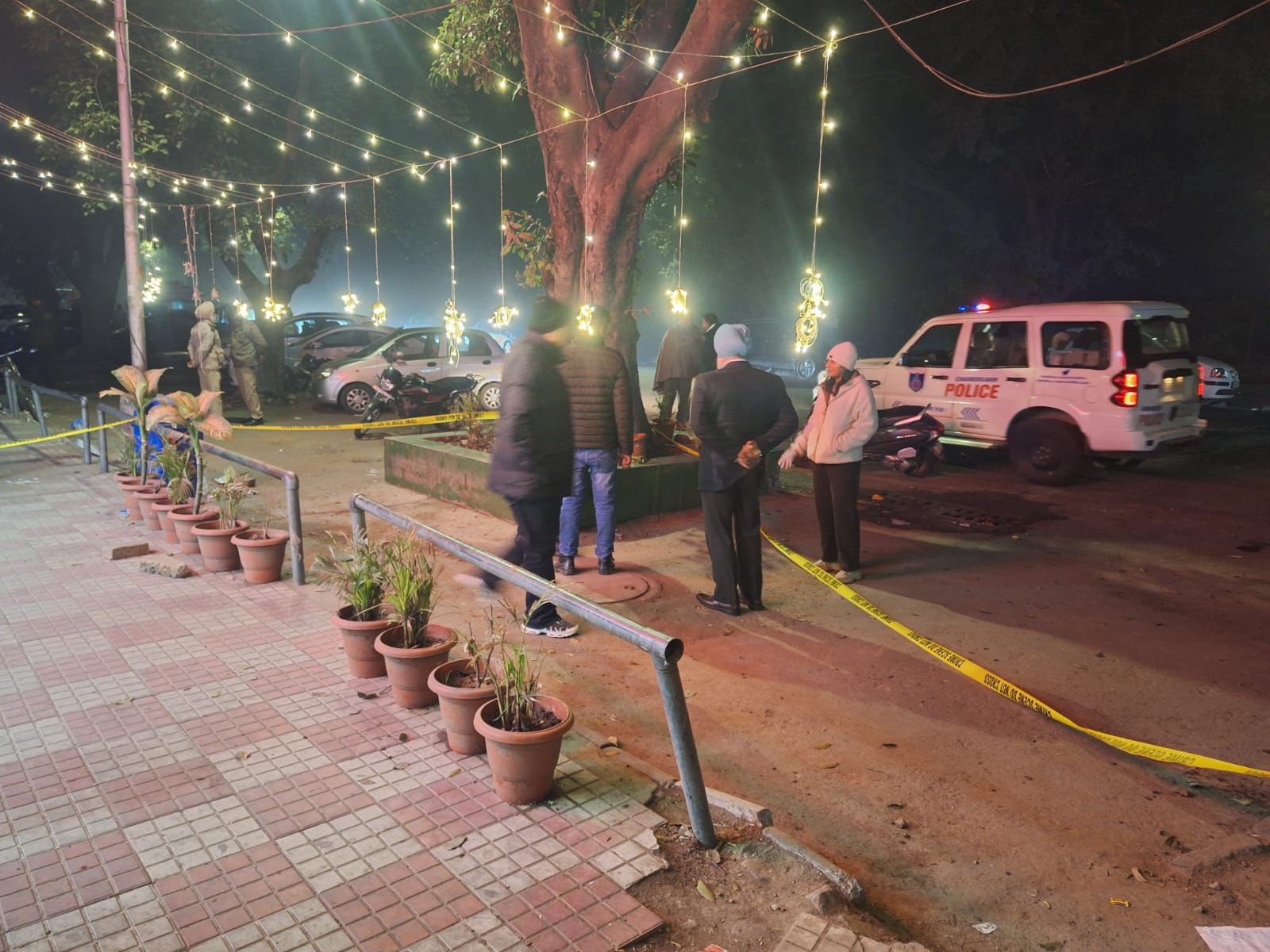 सेक्टर-32 में केमिस्ट शॉप पर फायरिंग, एक्टिवा सवार बदमाश फरार