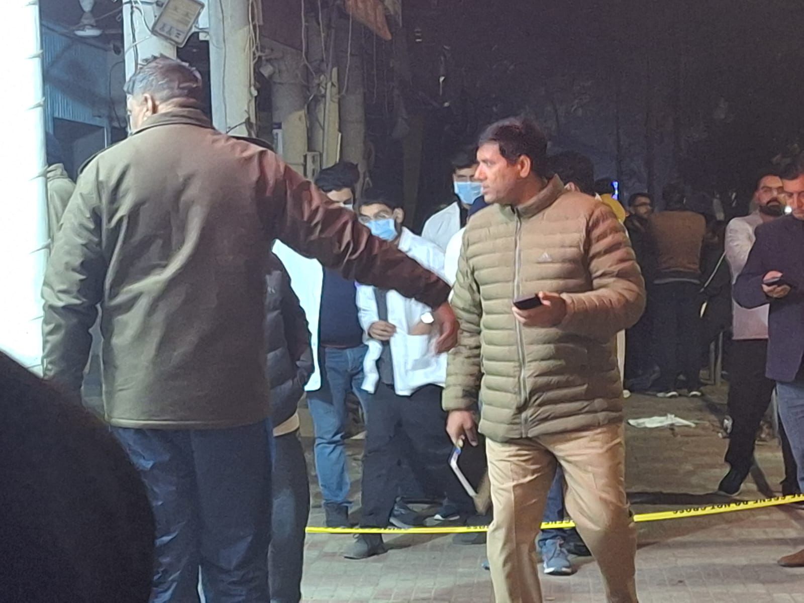 सेक्टर-32 में केमिस्ट शॉप पर फायरिंग, एक्टिवा सवार बदमाश फरार