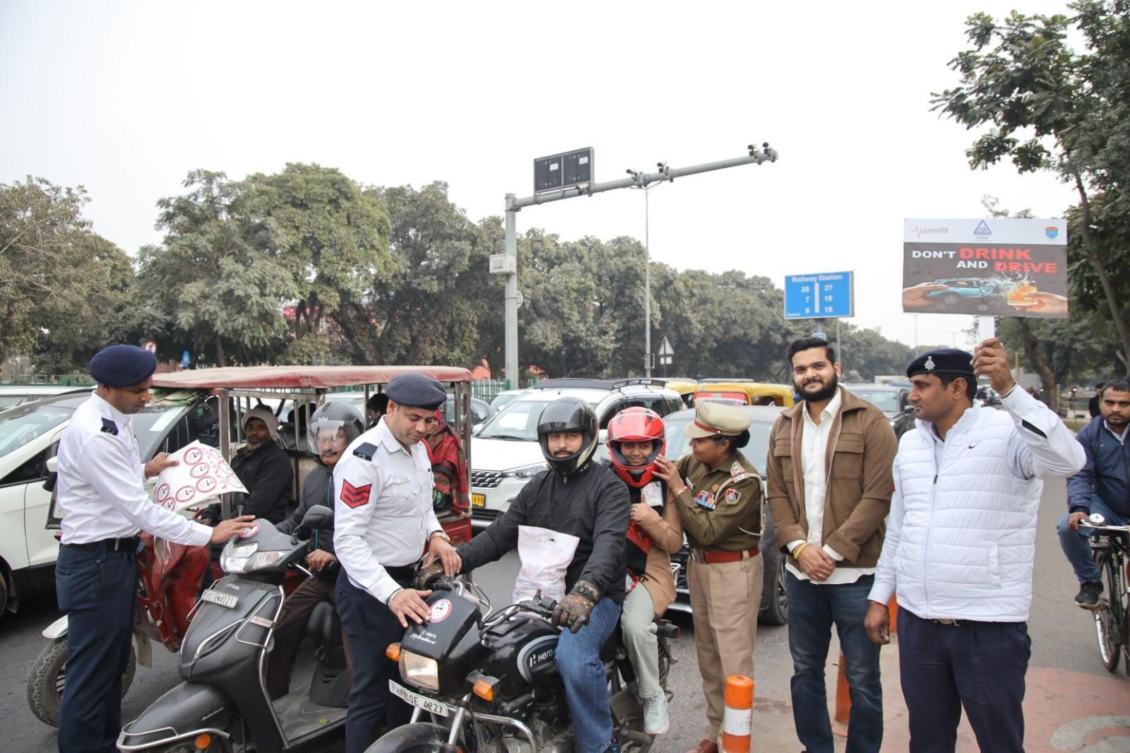 चंडीगढ़ ट्रैफिक पुलिस ने ज़ोमैटो डिलीवरी पार्टनर्स के लिए रोड सेफ्टी जागरूकता सत्र आयोजित, ड्रिंक एंड ड्राइव पर जोर
