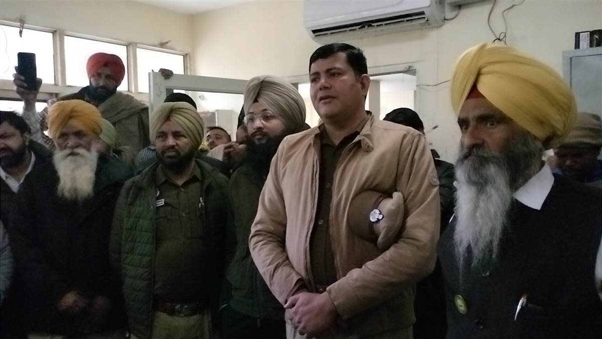 सुबह लगा नोटिस 2 घंटे बाद दिया गया फाड़, नगर परिषद की सांख दांव पर