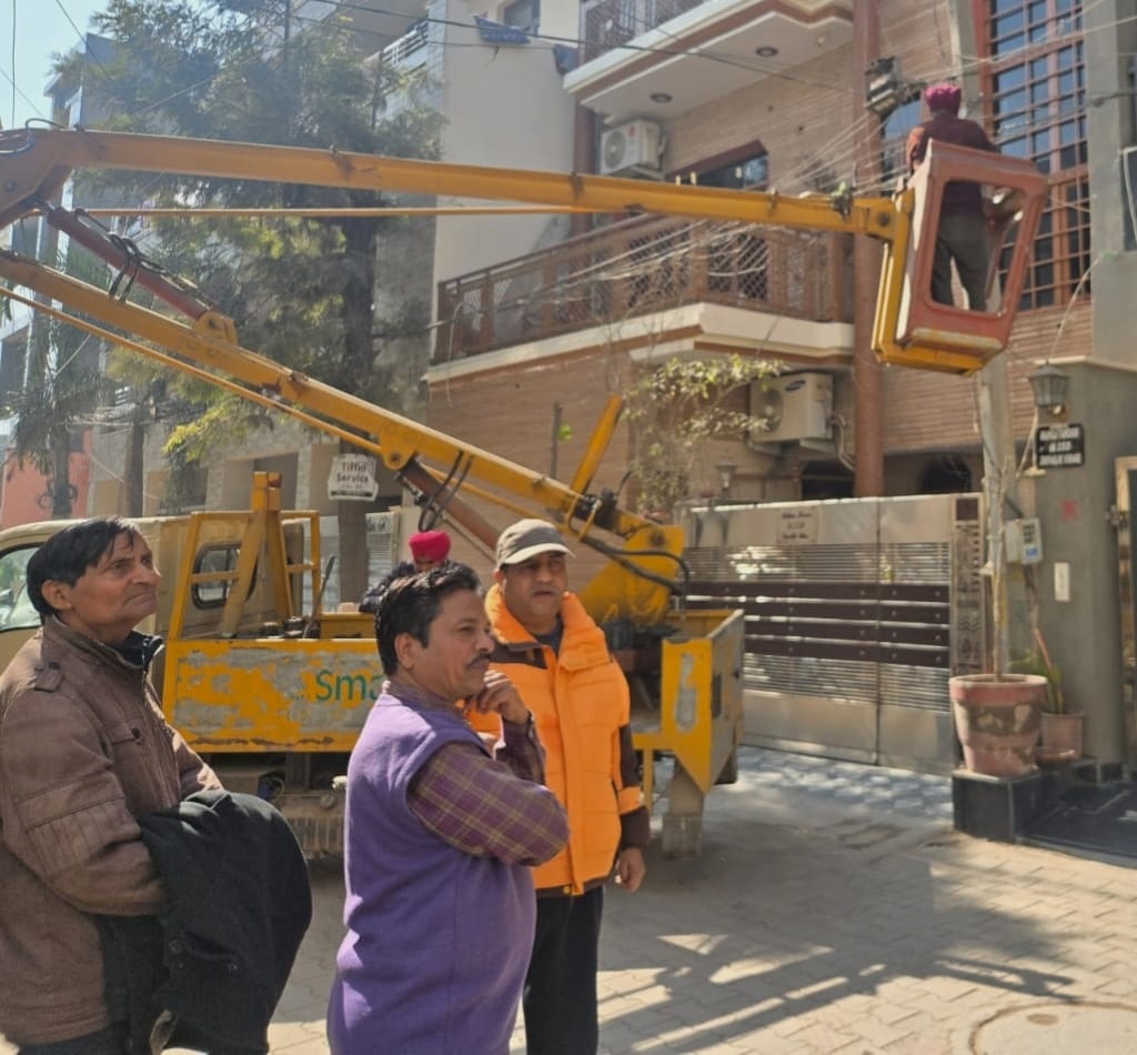 ढकोली में बड़ा हादसा टला, तेज आंधी से इमारत से उखड़ी लोहे की चादर बिजली के खंभे पर गिरी