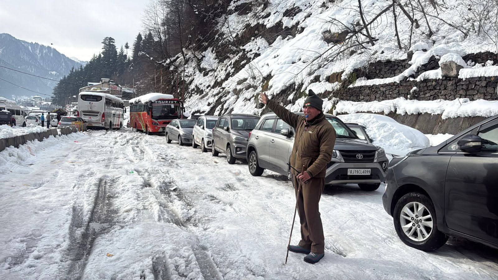 बर्फबारी ने राेकी हिमाचल की रफ्तार; 2000 बस सेवाएं प्रभावित, HRTC के 484 रूट पूरी तरह से ठप्प, मनाली में फंसे पर्यटक