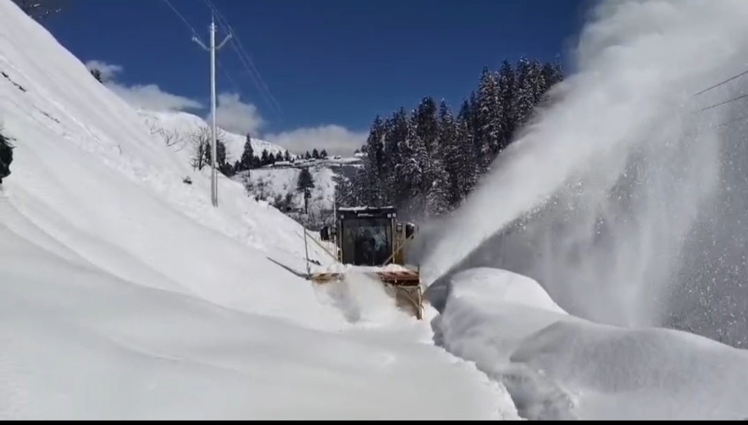 भारी बर्फबारी के बाद BRO ने गurez–बांदीपोरा सड़क पर बर्फ हटाने का अभियान शुरू किया