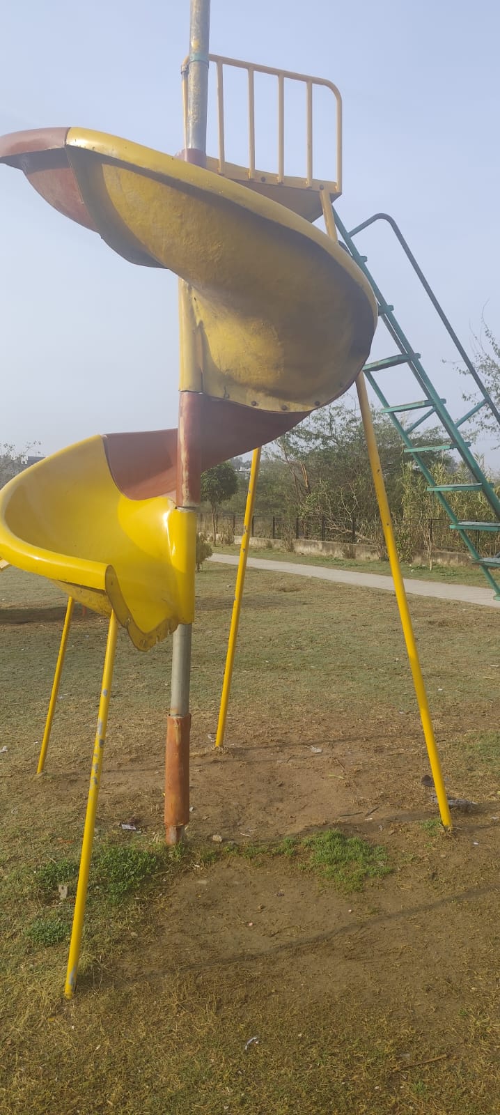 मनीमाजरा के पार्क बदहाल, समाजसेवी राजबीर सिंह भारतीय ने प्रशासन को घेरा