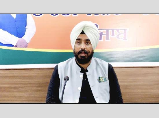 परिवार का कोई सदस्य अपने राजनीतिक विचार बदल ले तो क्या वह गद्दार हो जाता है? पी एम मोदी