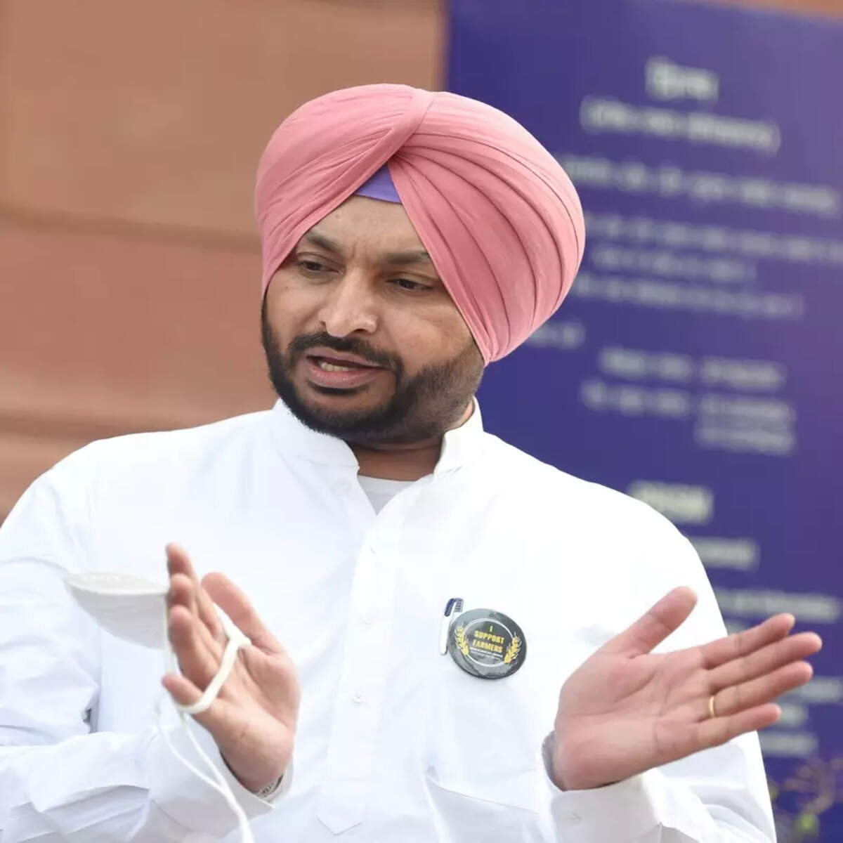 परिवार का कोई सदस्य अपने राजनीतिक विचार बदल ले तो क्या वह गद्दार हो जाता है? पी एम मोदी