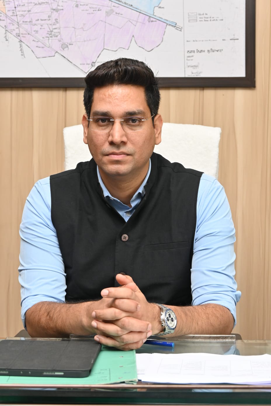 गोबर टेंडर में बड़े साहब का बड़ा खेल, मनमर्जी तरीके से चहेते ठेकेदार को टेंडर दे उड़ाए 22.17 करोड़