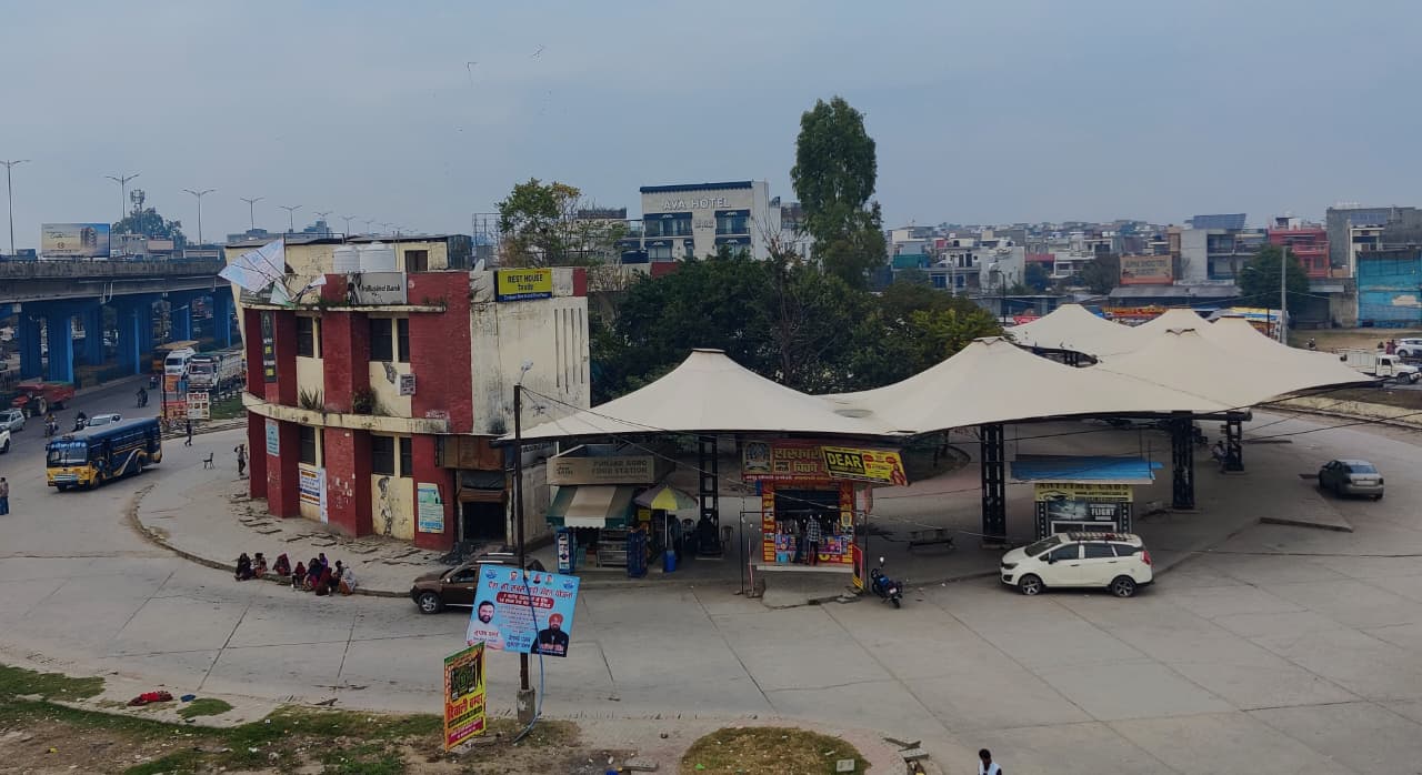 बस स्टैंड की छत पर शराबखोरी, पार्टी के सबूत मिले, सुरक्षा व्यवस्था पर उठे सवाल