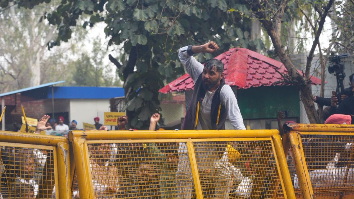 दलित सम्मान के मुद्दे पर आप का कांग्रेस पर तीखा प्रहार
