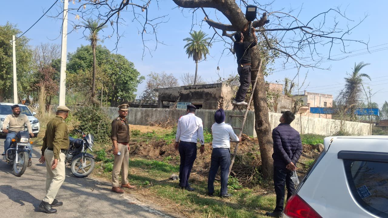 पंचकूला पुलिस बनी उम्मीद की रोशनी, अंधेरे रास्ते पर लगवाई सोलर एलईडी लाइट्स