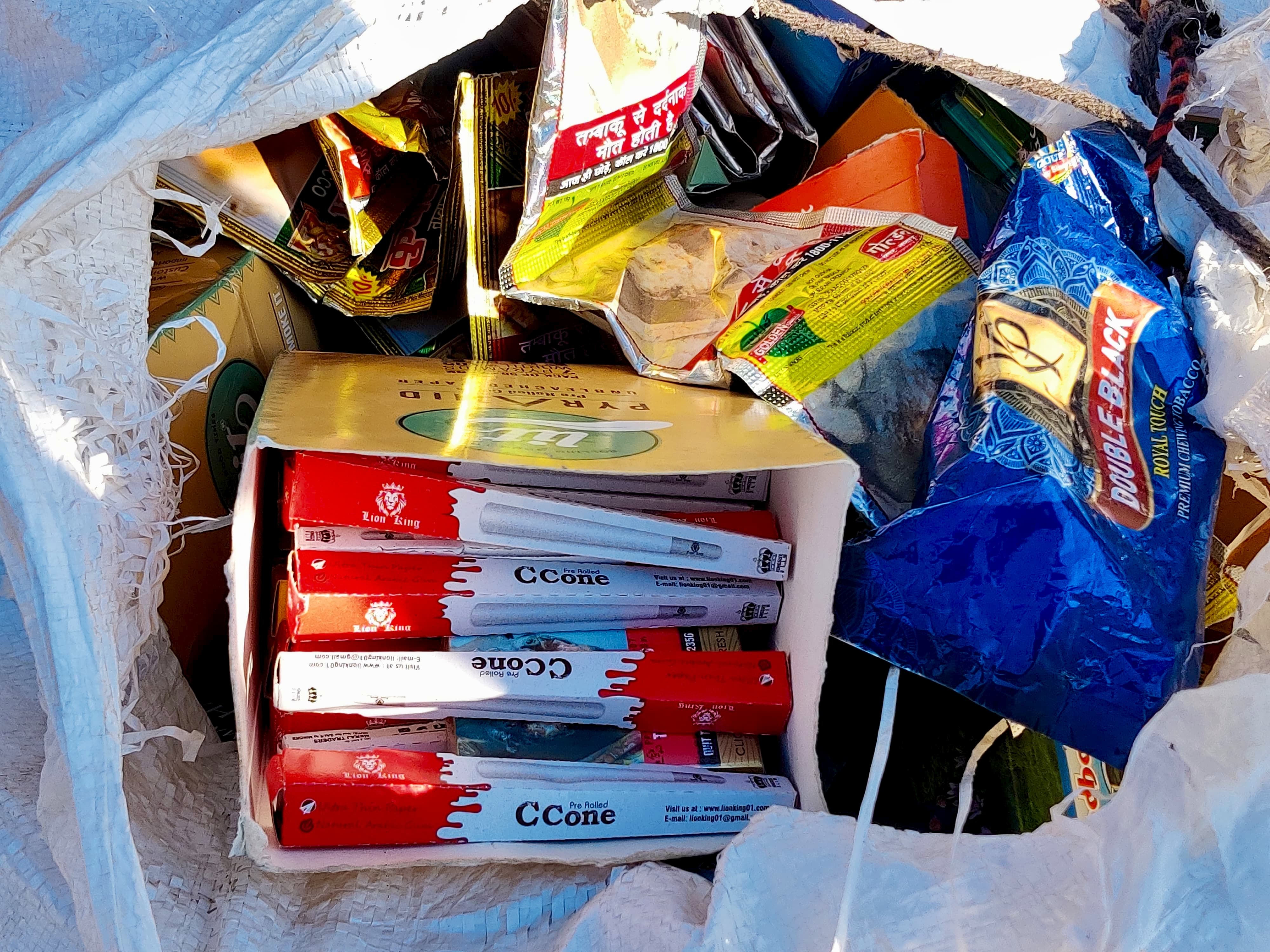 ज़ीरकपुर में प्रतिबंधित तंबाकू उत्पादों पर छापा, भारी मात्रा में सामान जब्त