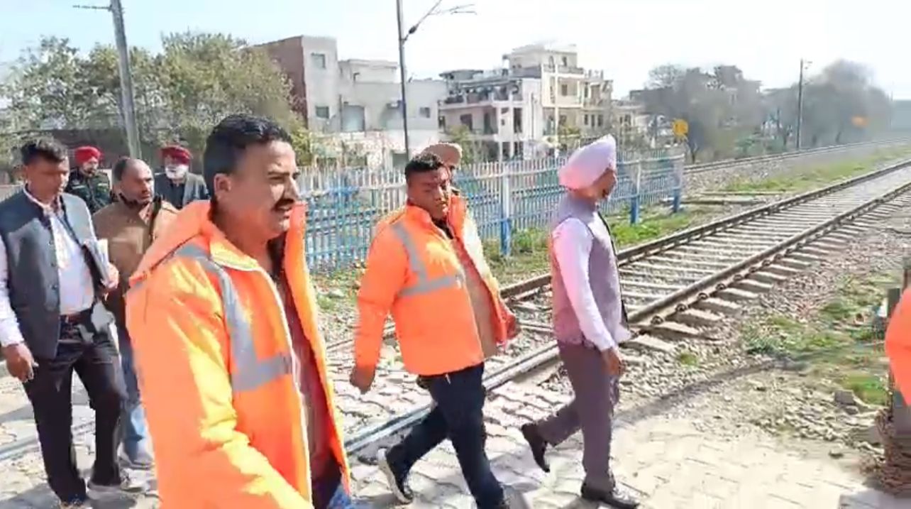 बलटाना रेलवे फाटक पर अंडरपास को लेकर बढ़ी उम्मीद, राज्यसभा सदस्य सतनाम सिंह संधू ने लिया जायज़ा