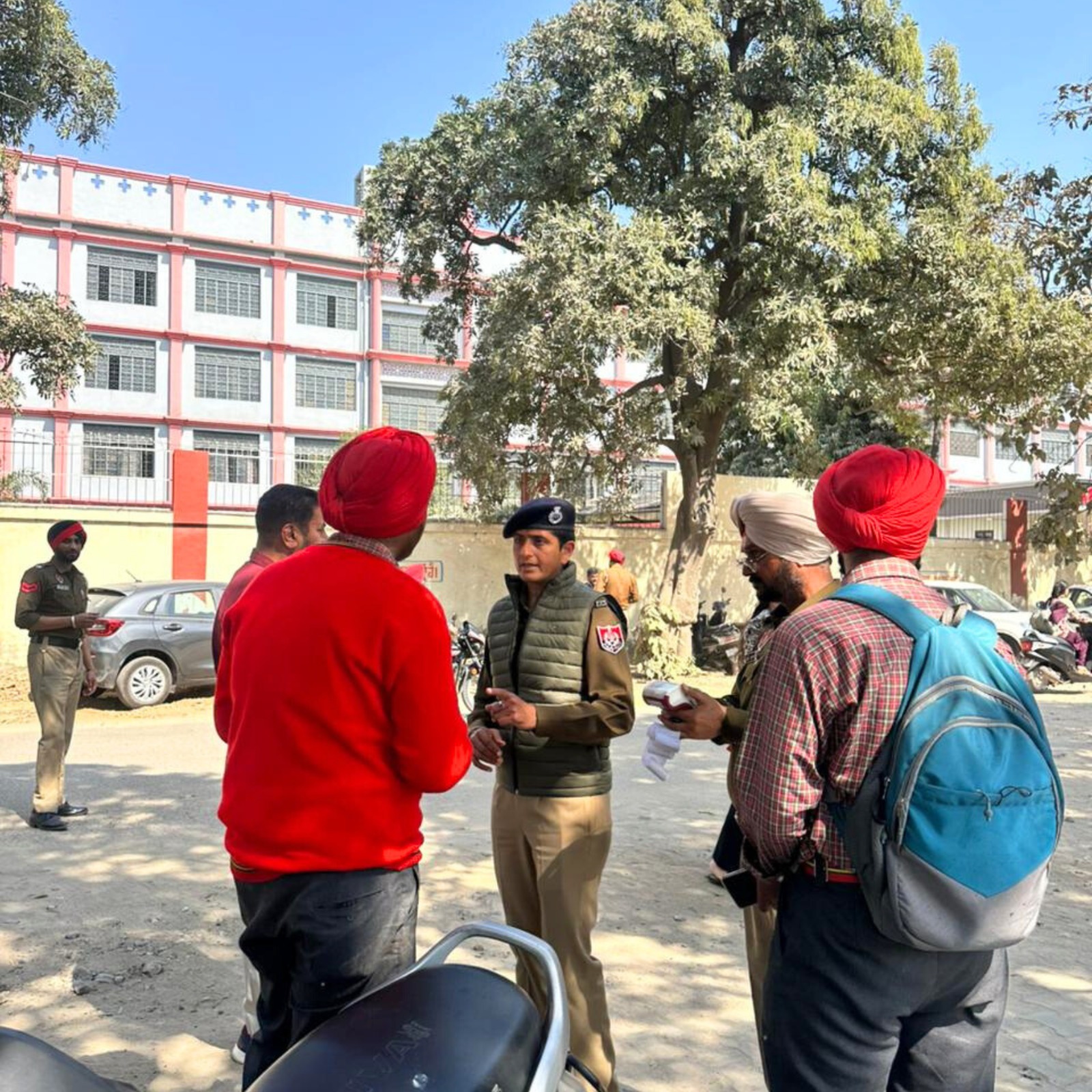 स्कूल के बाहर विशेष अभियान, 46 चालान; छात्राओं की सुरक्षा पर फोकस*