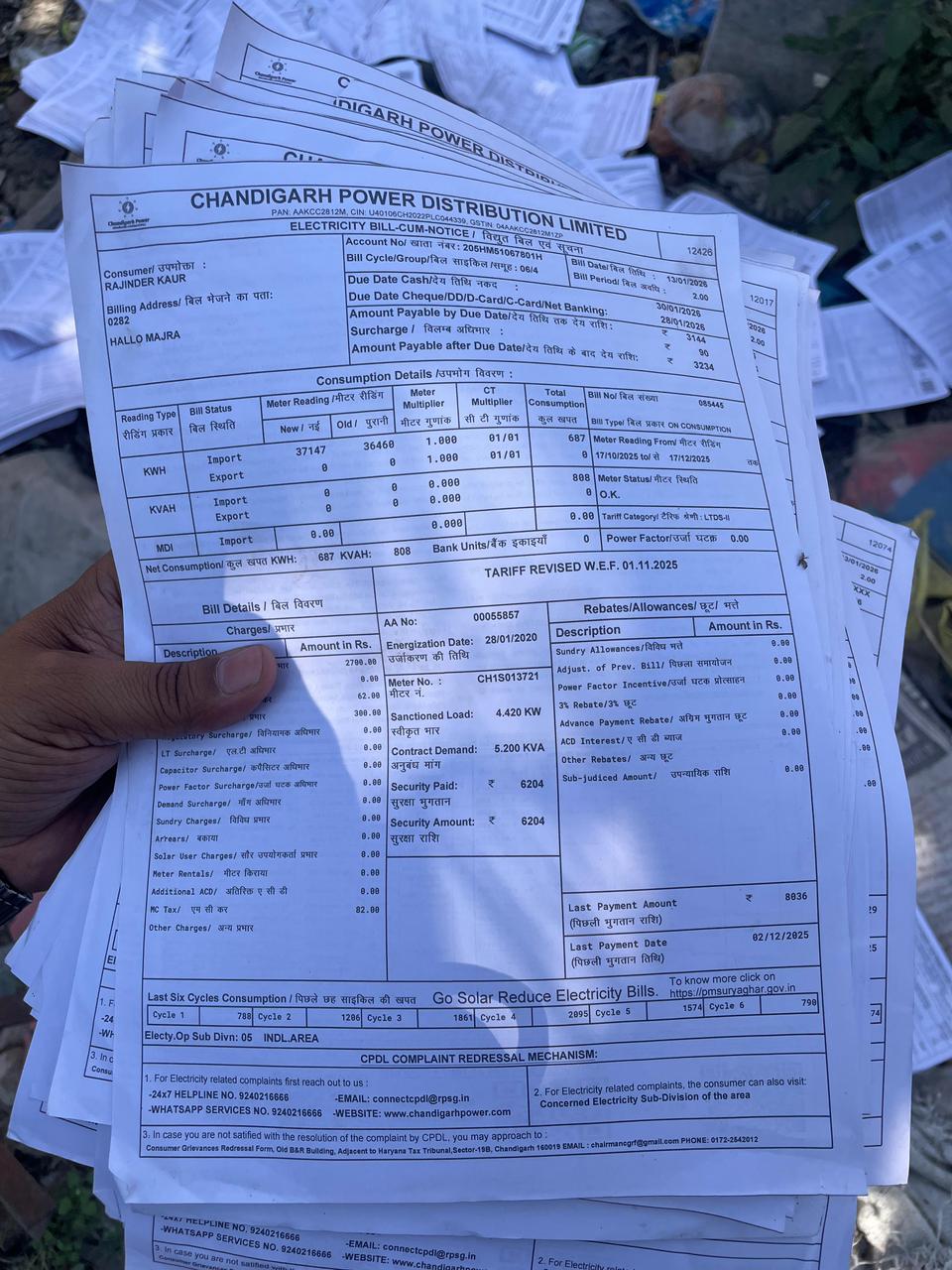 हल्लोमाजरा में कूड़े के ढेर में मिले बिजली के बिल, विभाग की लापरवाही से लोगों में रोष